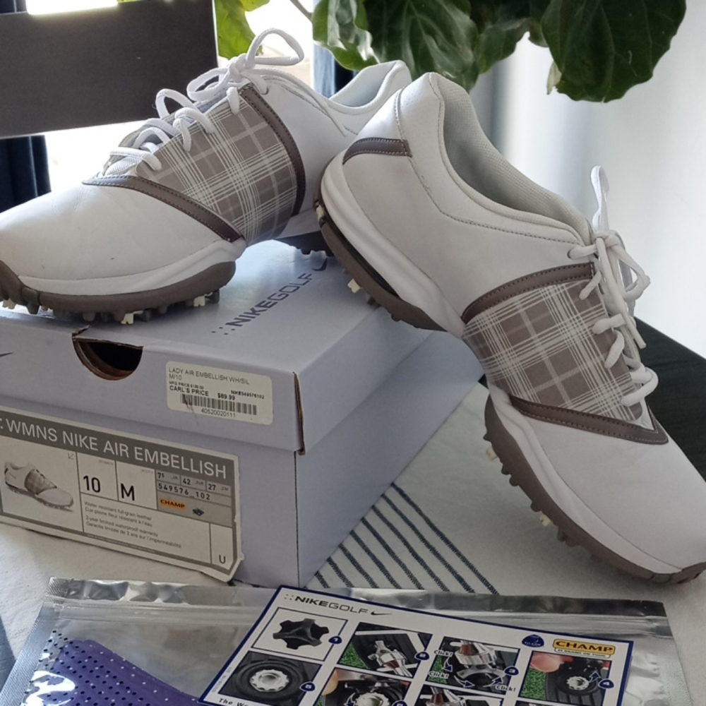 Women's Nike Air Embellish golf shoe, 10M